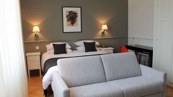 Ein Hotelzimmer mit einem Bett und einer Couch