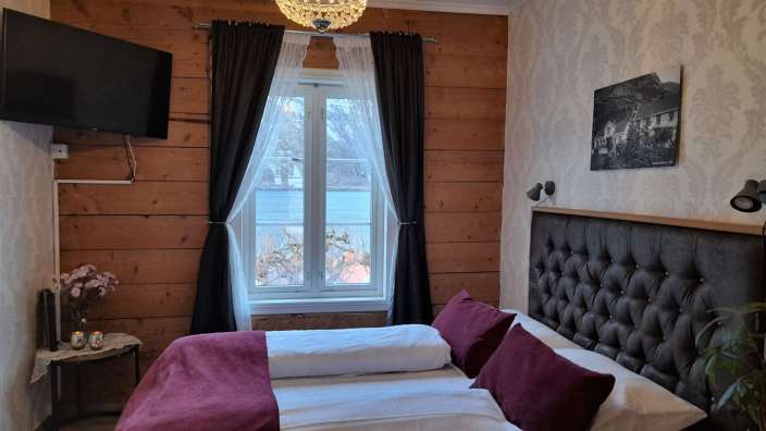 Ein Schlafzimmer mit zwei Betten und einem Fernseher