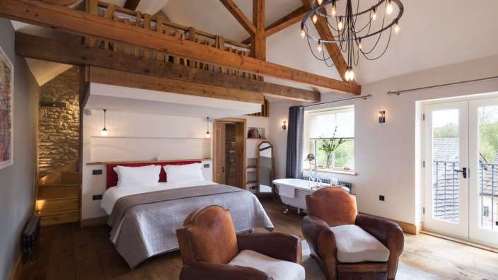 Ein Schlafzimmer mit einem Bett und zwei Stühlen