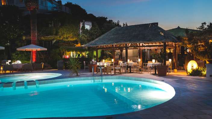 Ein großer Swimmingpool mit einem Restaurant im Hintergrund