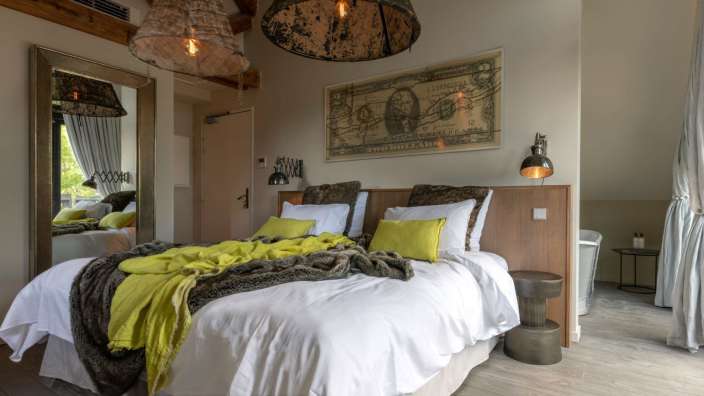 Ein Schlafzimmer mit einem Bett und einem amerikanischen Dollarschein