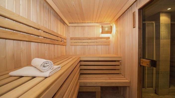 Eine Holzsauna mit zwei Handtüchern auf den Bänken