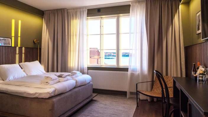 Ein Hotelzimmer mit einem Bett und einem Stuhl