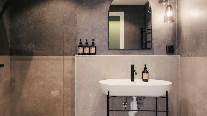 Ein Badezimmer mit einem Waschbecken und einem Spiegel