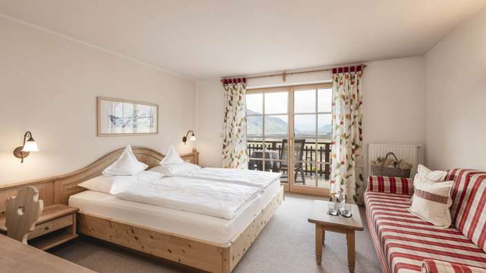 Ein Schlafzimmer mit einem Bett und einer Couch