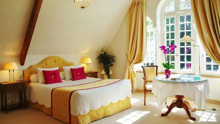 Ein Schlafzimmer mit einem Bett und einem Tisch