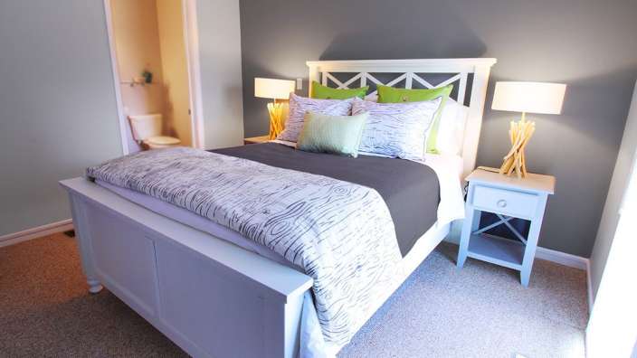 Ein Schlafzimmer mit einem Bett und zwei Nachttischen