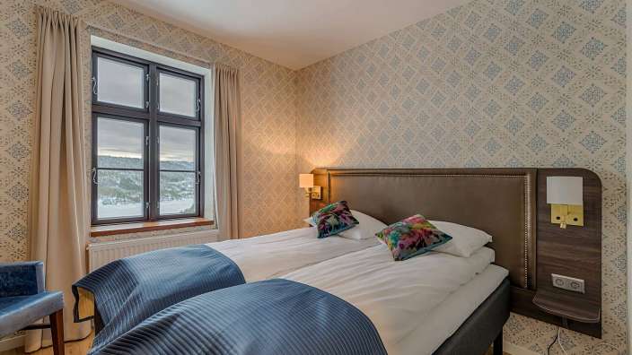 Ein Hotelzimmer mit zwei Betten und einem Fenster