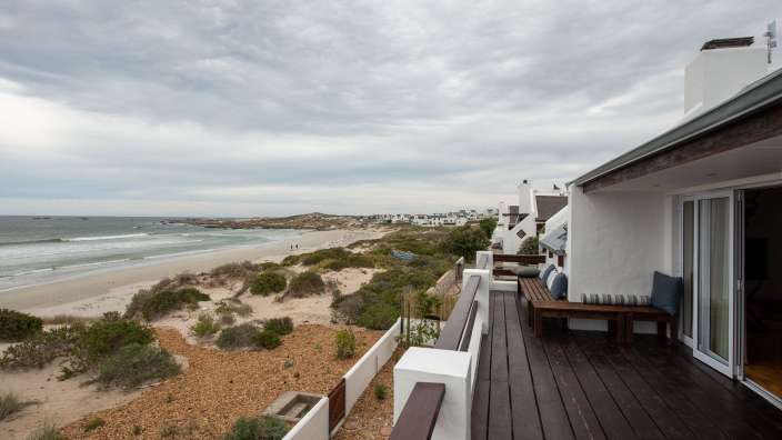 Ein Balkon mit Blick auf den Strand und das Meer