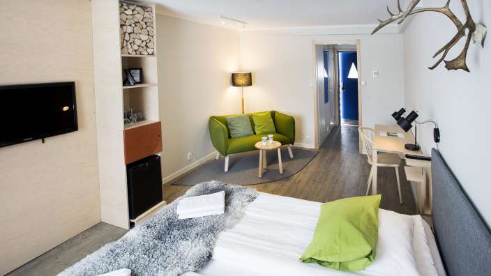 Ein Hotelzimmer mit einem Bett und einem Stuhl