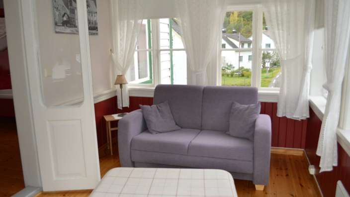 Ein Wohnzimmer mit einem Couchtisch und einem Fenster