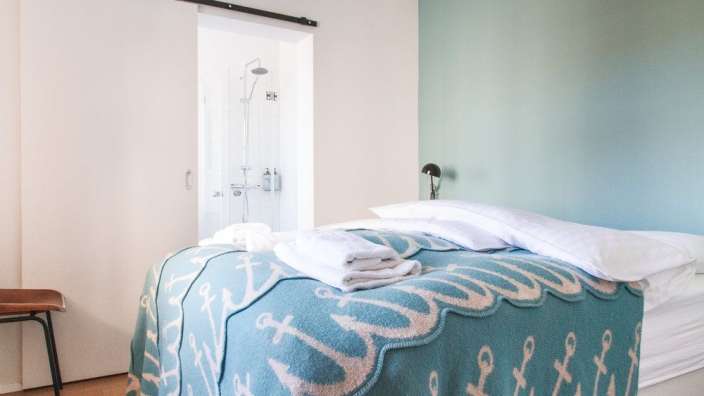 Ein Schlafzimmer mit einem Bett und einer Dusche