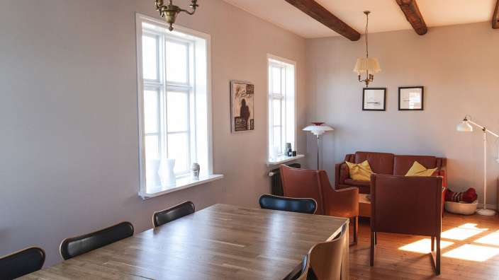 Ein Wohnzimmer mit einem Couchtisch und Stühlen