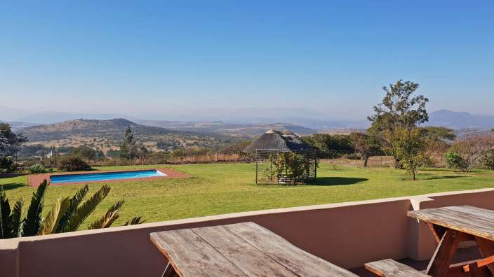 Ein Picknicktisch mit Blick auf einen Pool und die Berge