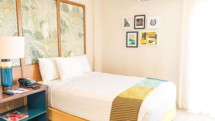 Ein Hotelzimmer mit einem Bett und einem Nachttisch