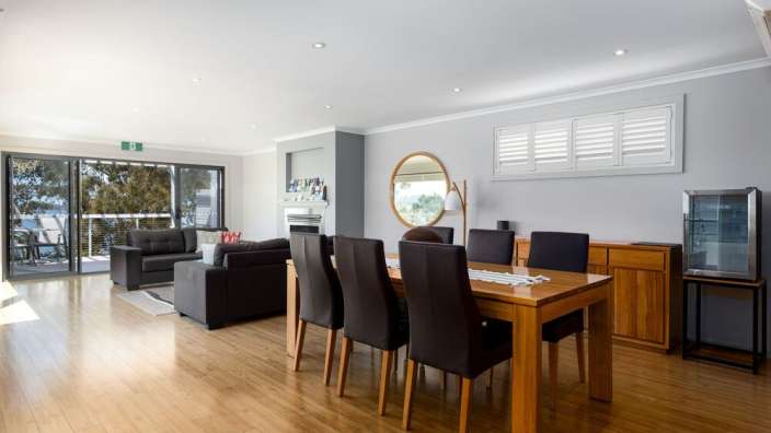 Ein Wohnzimmer mit einem Esstisch und Stühlen