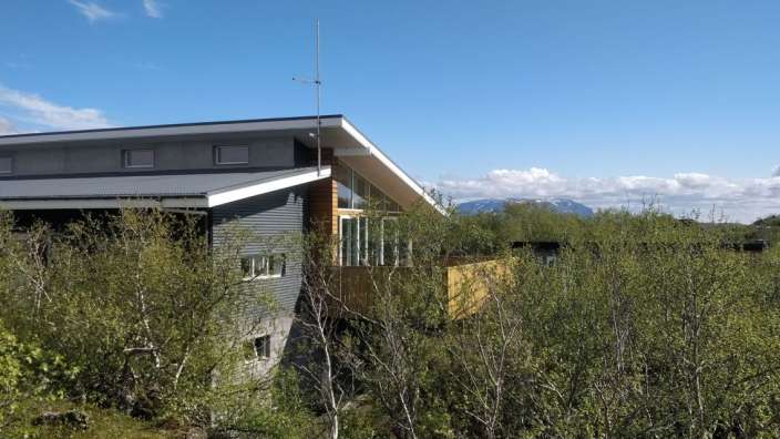 Ein Haus mit einer Antenne auf dem Dach sitzt mitten in einem Wald