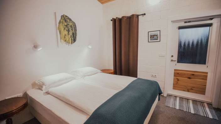 Ein Schlafzimmer mit einem Bett und einer Tür