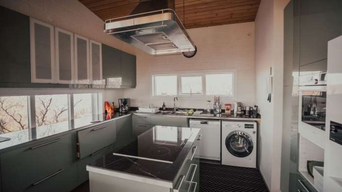 Eine Küche mit einer Waschmaschine und einer Mikrowelle
