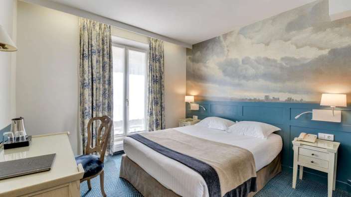 Ein Hotelzimmer mit einem Bett und einem Schreibtisch