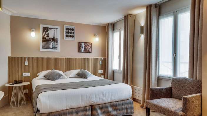 Ein Hotelzimmer mit einem Bett und einem Stuhl