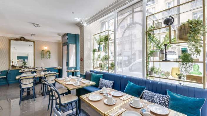 Ein Restaurant mit vielen Tischen und Stühlen