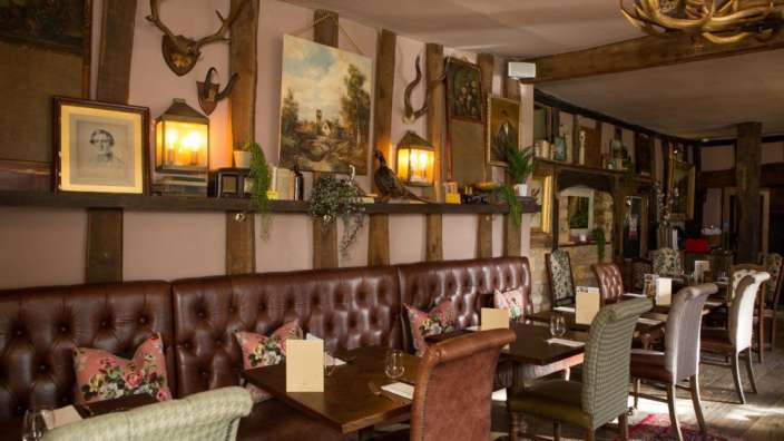 Eine Reihe von Tischen und Stühlen in einem Restaurant