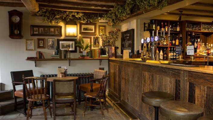 Eine Bar mit einem Schild an der Bar, auf dem steht ' guinness '