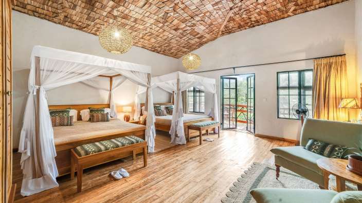 Ein Zimmer mit zwei Betten und einem Stuhl