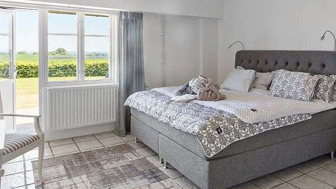 Ein Schlafzimmer mit einem Bett und einem Fenster