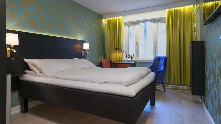 Ein Hotelzimmer mit einem Bett und einem Stuhl
