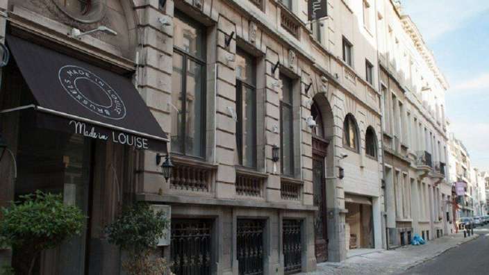 Ein Gebäude mit einem schwarzen Vorhang, der sagt Made in louise