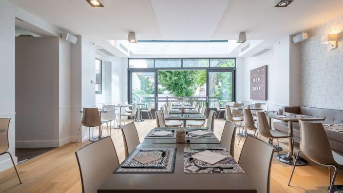 Ein Restaurant mit vielen Tischen und Stühlen