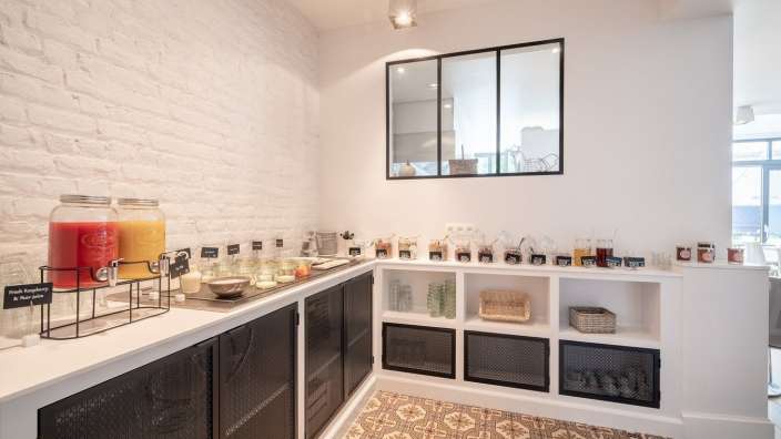 Ein Buffettisch mit verschiedenen Speisen und Getränken