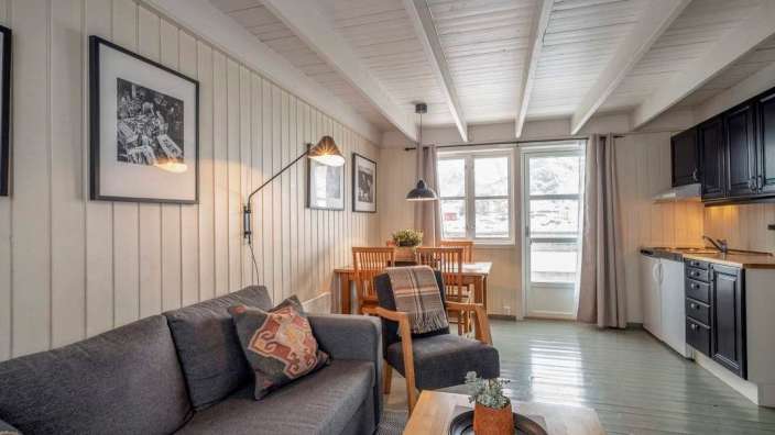 Ein Wohnzimmer mit einer Couch und einem Tisch