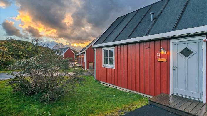 Ein rotes Haus mit der Nummer 9 darauf