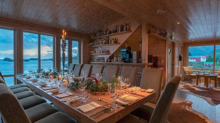 Ein langer Holztisch mit vielen Gläsern und Tellern