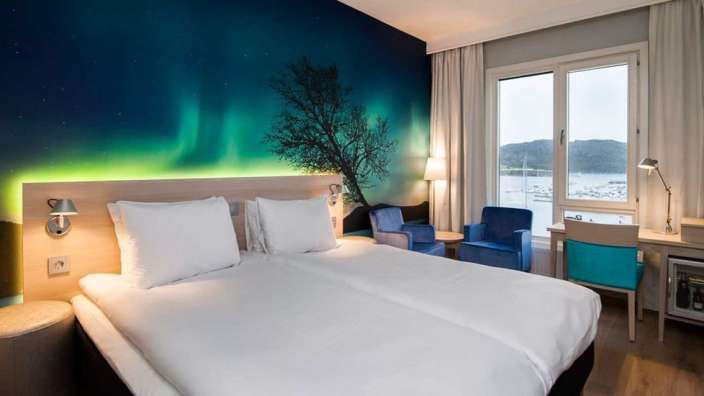 Ein Hotelzimmer mit einem Bett und einem Stuhl
