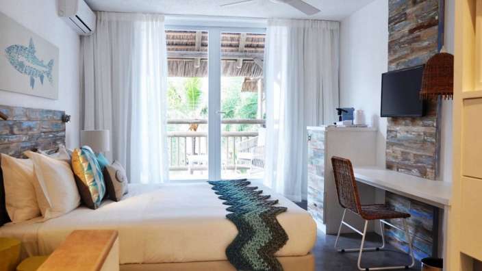 Ein Schlafzimmer mit einem Bett und einem Fernseher