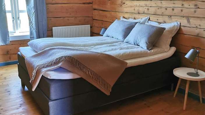 Ein Schlafzimmer mit einem Bett und einer Lampe