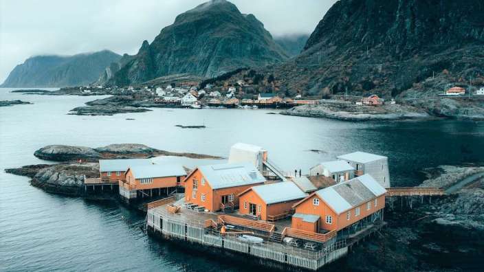 Eine Gruppe von Häusern , die in der Mitte eines Sees stehen