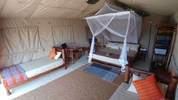 Ein Zimmer mit zwei Betten und einem Bett mit Mückennetz