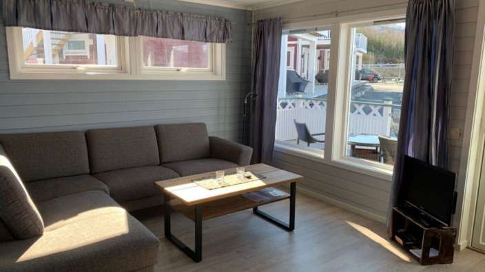 Ein Wohnzimmer mit einem Couchtisch und einem Fernseher