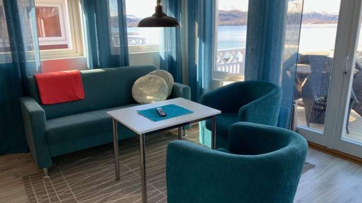 Ein Wohnzimmer mit einem Couchtisch und zwei Stühlen