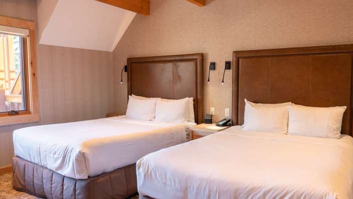 Ein Hotelzimmer mit zwei Betten und einem Nachttisch