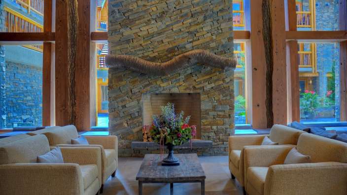 Ein Wohnzimmer mit vielen Möbeln und einem Kamin