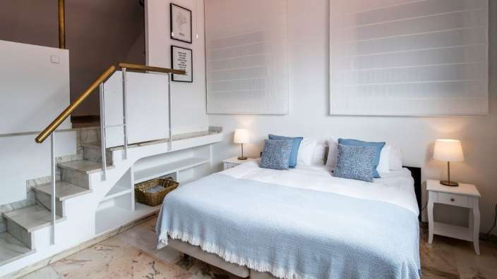 Ein Schlafzimmer mit einem Bett und einer Treppe