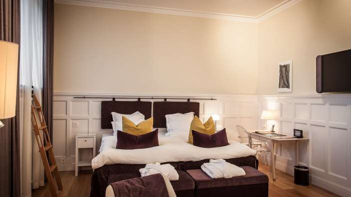 Ein Hotelzimmer mit einem Bett und einem Schreibtisch
