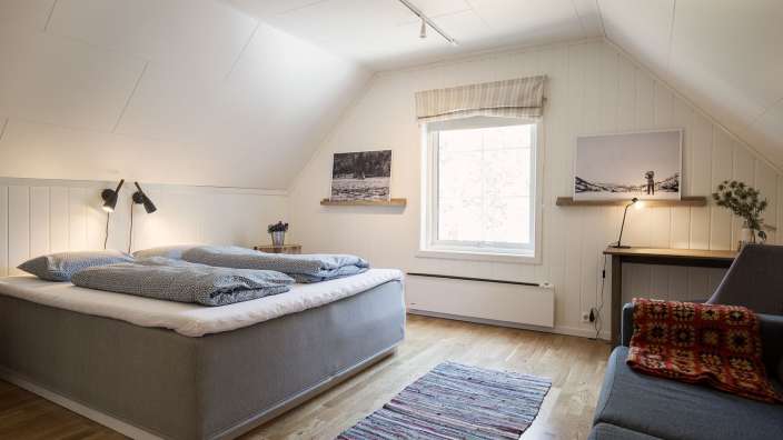 Ein Schlafzimmer mit einem Bett und einem Couchtisch