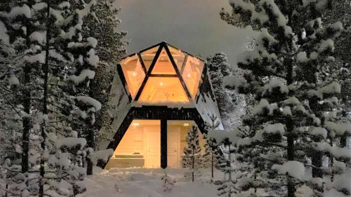 Ein Haus inmitten eines schneebedeckten Waldes